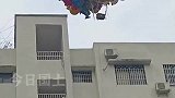 卖气球老爷爷钱包被气球带飞，无奈一路跑着追赶
