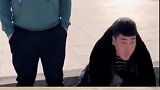 知道什么叫秒打脸吗过个人行道，不摆出这个姿势还真过不去