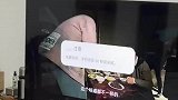 手机没电还有60秒关机，女生给手机插上充电