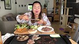 泰国大婶吃生菜包烤肉，加点泡菜更开胃