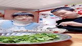 今天身体不适，脚上不去桌子了，老公喂我吃饭