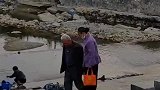 白发爷爷蹚水护扶老伴过河，被老来夫妻伴的一幕暖心到