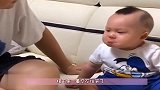 宝爸故意打了萌宝一下，不料把萌宝惹急眼了，接下来一幕忍住别笑