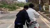 男生骑摩托车，朋友一旁力挽狂澜，网友：真有大学生不会骑摩托车