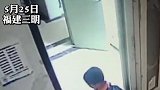熊孩子多次伸手拦电梯门被夹！提示：家长请做好相关安全教育。 关注