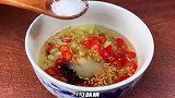 凉拌韭菜味道鲜美香气四溢，搭配秘制酱汁，新手也会做