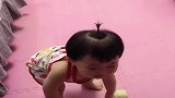 宝宝听到妈妈说要去超市，连滚带爬差点就把自己撞翻，厉害了