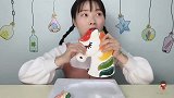 妹子开箱吃“超大独角兽软糖”彩色鬃毛和尖角，酸甜Q弹