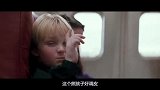 动作喜剧：熊孩子在飞机上玩射击游戏，谁知对方掏出了真家伙