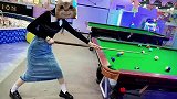 女生第一次打台球的姿势，这怎么还练上刺刀了