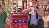 国外恶搞合集，光明正大的抢手表，路人不干了