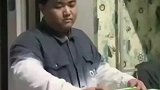 男子打麻将胡牌用肚子，网友这种胡牌姿势还是第一次见