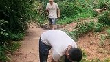 我跟你无冤无仇，你干嘛捅我屁股啊？