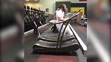 再坚持一会儿就飞起来啦 小哥幻影双腿跑步机飚极致速度