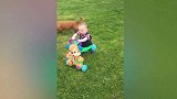 超萌宝宝上演秒变乌龟！太有意思了