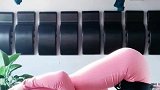 瑜伽美女的才艺表演，正确的拉伸动作，可以有效促进血液循环