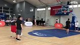 周锐三分投篮大赛爆发 30秒连进11球引全场欢呼