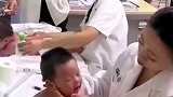 护士们给小宝宝按摩，宝宝们一脸享受