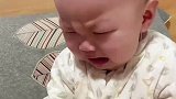 男孩见妈妈要动手时，立马停止了哭泣