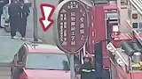消防车支架被挡无法伸出，群众自发抬车挪出“生命通道”。