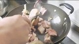 山药炖排骨，酥烂又美味，家里的长辈也可以吃哦
