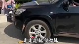 私家车轮胎被锁，男子硬核直接轧开