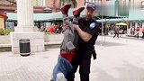 熊孩子偷钱被抓警察把他身体倒转结果掉出好多硬币，结局亮了