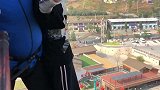这个蹦极姑娘的笑容好甜，表现得很淡定，网友不害怕吗