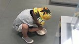 商场偶遇这一幕，这孩子真是自力更生，看完不许笑！