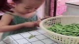 我正在干活，小情人非要过来帮忙，这一幕我有点想哭！