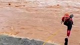 男子奋不顾身跳进湍急的河流中将人救了上来，太惊险了！