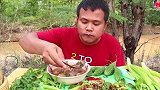泰国小黑哥，酸辣拌肉，大嚼观音菜，满脸通红，越吃越带劲
