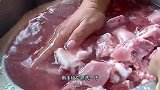 炖排骨切记不要焯水直接下锅炖，教你一招，汤鲜味美营养还不流失