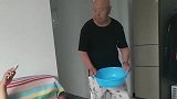 老爸又犯病了，端着一盆子凉水泼我一身，要是热水后果不堪设想！
