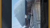 独特的清雪方式开眼界