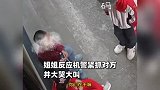 姐弟坐家门口玩，遇陌生男孩搭讪抢弟弟，姐姐反应堪称“教科书”