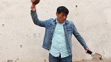 董事长破产成乞丐，惨遭昔日秘书打骂嘲笑，结局解气