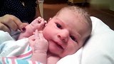 出生刚刚10分钟的小女孩，看到爸爸后表情瞬间亮了