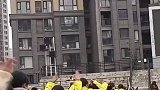小娃娃跟着人群一起跳舞