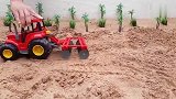 趣味学习：红色拖拉机在沙土里作业