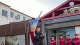 让你向前飞，可我没让你飞我脖子上，真怀疑这学生是故意整蛊老师