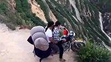 悬崖边上骑摩托，真牛啊！
