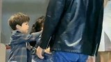 小伙子别装了，你的眼神早都把你出卖了