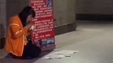 暖心男子给乞讨者送饭，女人抹眼泪的一刻太让人心疼了！戳中泪点 暖心瞬间