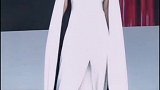 两位不同的模特穿同款的衣服