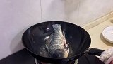 红烧鱼家常做法,教你一招,鱼肉不腥,不粘锅,上桌连汁都不剩