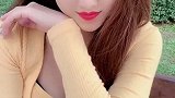 美女穿得时尚性感，雪白肌肤好有女人味