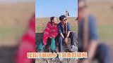 程莉莎夫妇田间跳舞，穿大棉袄扛锄头接地气，郭晓东紧盯爱妻好甜