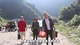 秋妹今天去深山野炊，叫上剪辑师和隔壁孃孃，3人有说有笑，开心