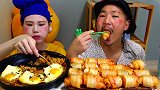 吃货姐弟一起吃煎蛋拌饭和泡菜卷，妆容可真奇怪呀
